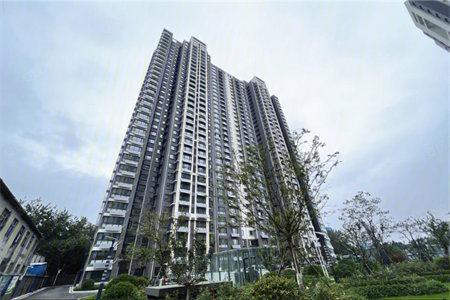 新出问天二期170平毛坯房四室中间层证满二看房有钥匙